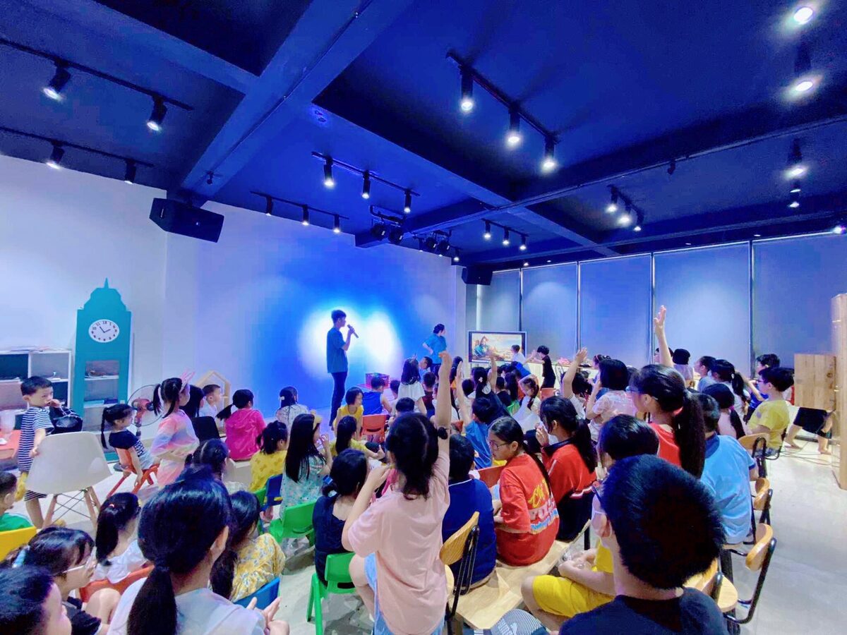 Học viên hào hứng trong lớp